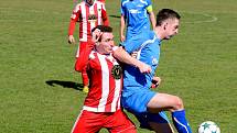 Dokonalý obrat předvedli fotbalisté Chodova (v pruhovaném) v souboji s karlovarskou Lokomotivou (V modrém), když vedli 2:0, poté prohrávali 2:3, a nakonec slavili výhru 4:3, když vítěznou trefu obstaral v 91. minutě kapitán Spartaku Lukáš Kočí.