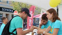 Na filmovém festivalu mají své místo i nadační projekty. Poslední tři roky ve spolupráci s nadací Sirius uvádí organizátoři na MFFKV sekci Lidé odvedle. V roce 2016 se veřejnosti představili vozíčkáři, loni lidé se zrakovým postižením, letos šlo o neslyší