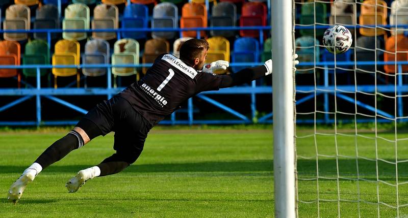 Čtyři branky museli skousnout fotbalisté Baníku Sokolov v duelu s béčkem Dukly Praha na stadionu v Blšanech.