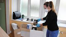 Na služebně Městské policie v Karlových Varech distribuovali ve čtvrtek roušky pro lékárníky a respirátory pro zdravotníky.