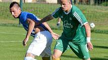 Ostrovský FK (v modrém) si připsal na účet velmi cennou výhru, když v derby pokořil karlovarský 1.FC (v zeleném) v poměru 3:2.