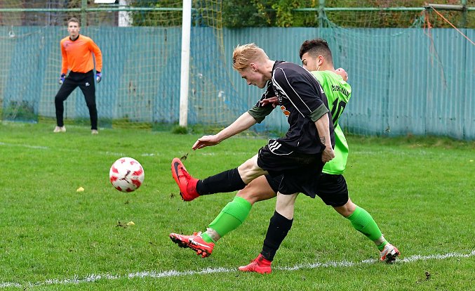 V derby se Sedlecem uhrály Dalovice (v zeleném) nerozhodný výsledek 1:1, když poté neuspěly penaltovém rozstřelu.