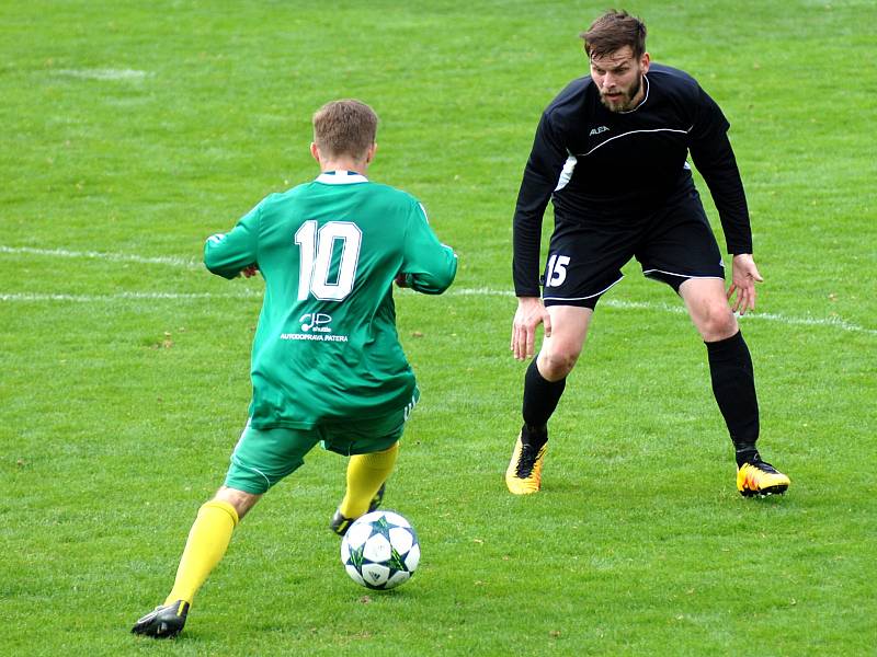 Fotbalisté karlovarských Buldoků (v zeleném) porazili Rokycany 2:1.