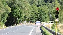 Dopravní omezení na silnici mezi Karlovými Vary a Bečovem nad Teplou letos rozhodně neskončí.