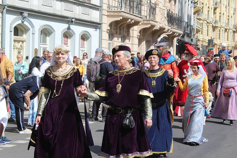 Dva roky se muselo lázeňské město obejít bez historického průvodu. Letos si to lidé užili.