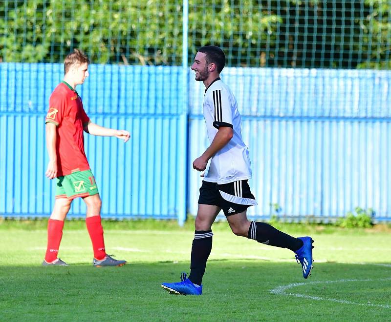 Nejdek (v bílém) si poradil na úvod s FC Cheb, slavil výhru 6:3.