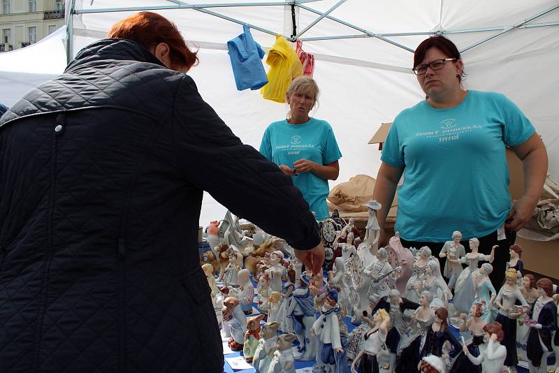 Porcelán i folklor láká stovky lidí.