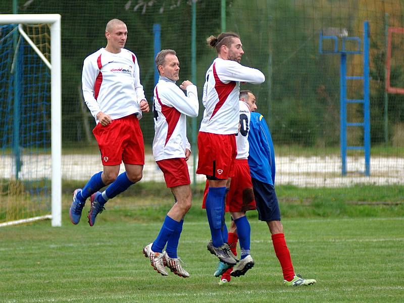 Tři body z Lubů si odvezli borci Hrozňatova (ve černo-modrém) za výhru 5:1.