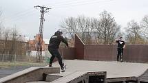 Ostrovský skatepark je opět otevřený. V sobotu zde dováděli kluci na koloběžkách.