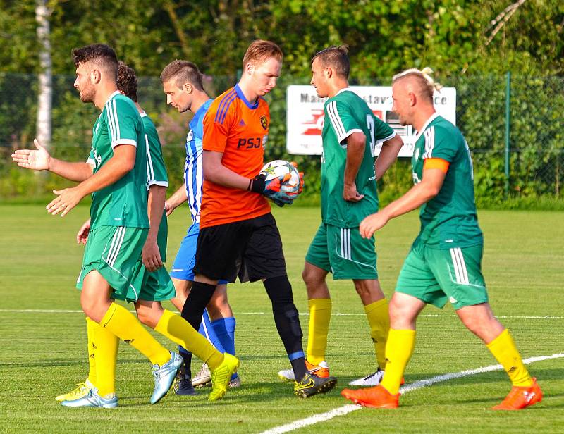 V exdivizním derby se z výhry 5:0 radovala karlovarská Slavia (v zeleném), když navíc Ostrovu (modrobílá) nedovolila skórovat.