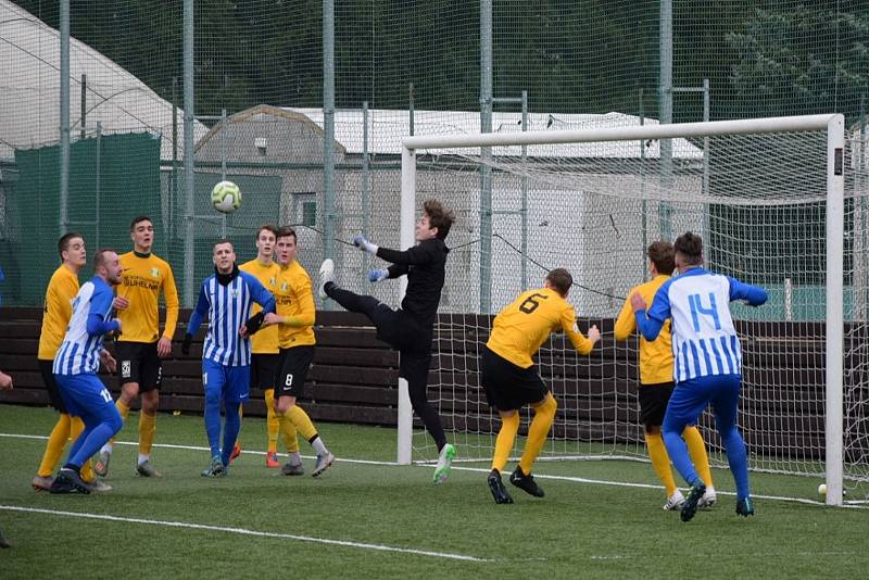 Baníkovci (ve žlutém) sahali v souboji s divizním Ostrovem po senzaci, nakonec prohráli dobře rozehraný duel těsně 2:3.