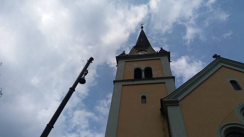 Kostel Povýšení svatého Kříže v karlovarských Rybářích může od soboty opět zvonit.