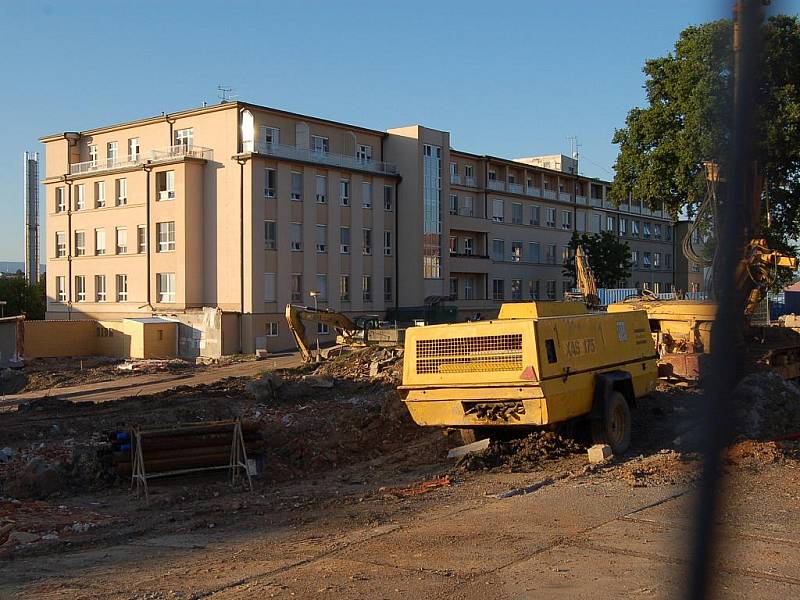 Přestavba karlovarské nemocnice. Demolici několika budov si vyžádala stavba nového pavilonu urgentní medicíny, kterou firmy v nemocničním areálu provádějí za plného provozu. Lékaři i pacienti musejí náročné podmínky vydržet až do jara 2012.