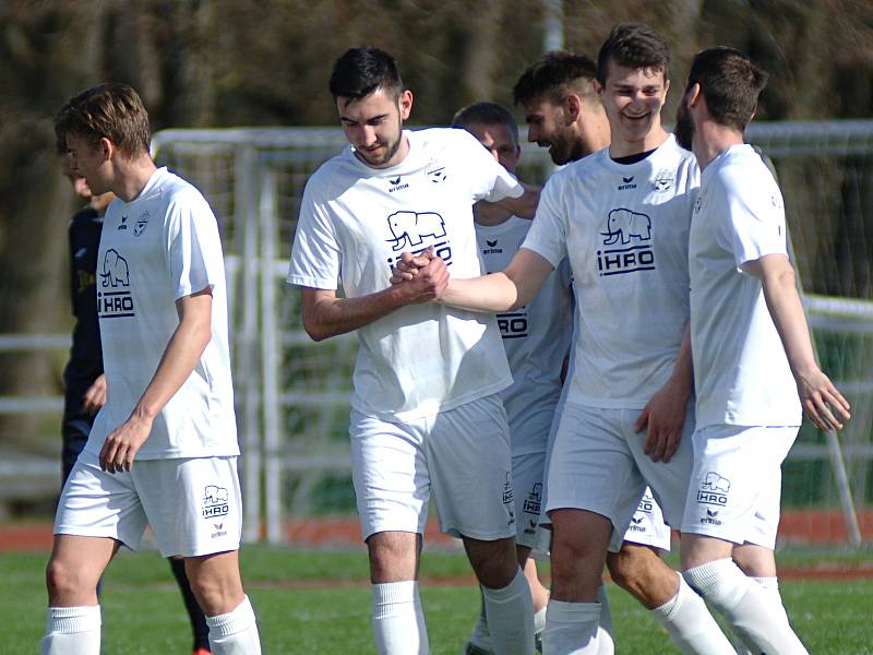 Viktoria Mariánské Lázně (v bílém) porazila Rakovník 6:0