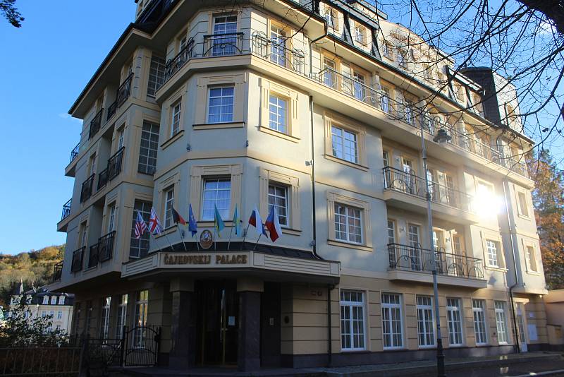 Někdejší malou prodejnu potravin, kde prodávala až do revoluce paní Potůčková, pak zde byl Coutryon, nahradila další část hotelu Čakovskij. Spodní část se nachází v Sadové ulici.
