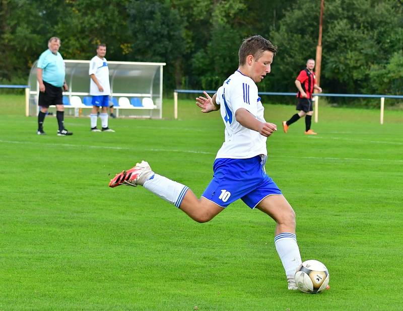 Fotbalisté Sadova neztratili prozatím v podzimní části III. třídy  ještě ani bod. O víkendu porazili ve svém třetím vystoupení 5:2 rezervu Chyše.