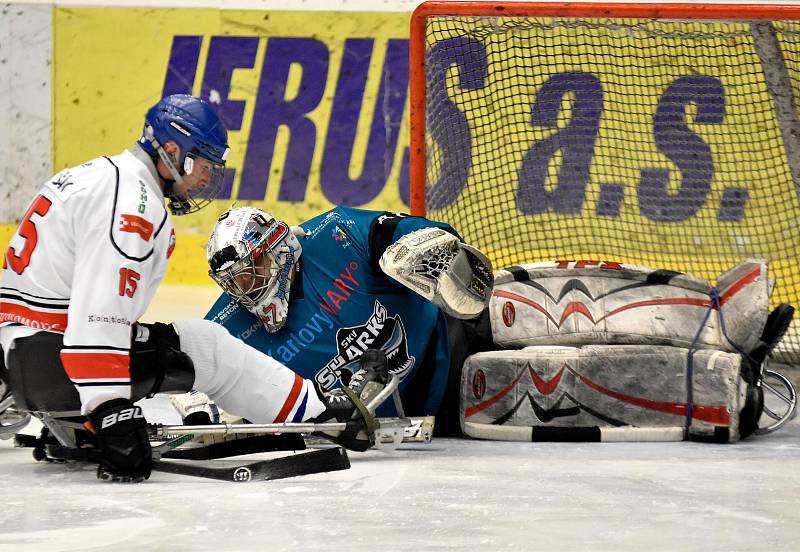 O víkendu si hráči karlovarského SKV Sharks (v modrém) připsali na konto výhru 4:0 nad Olomoucí, k tomu pak přidali prohru s Pardubicemi 4:6.