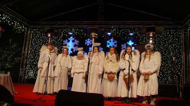 Světlonoši s anděly vyrazili opět na karlovarský advent, aby rozdali lidem rolničky pro štěstí.