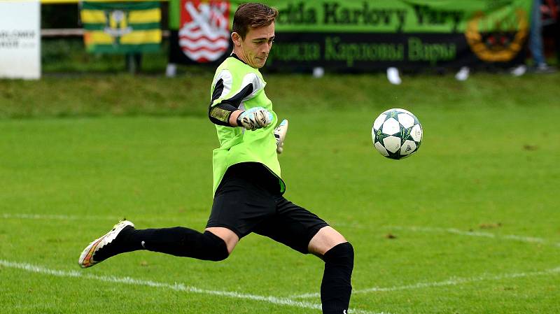 Krajské divizní derby nevyšlo hráčům Mariánských Lázní (v bílém) podle jejich představ, když museli skousnout potupnou prohru 0:6.