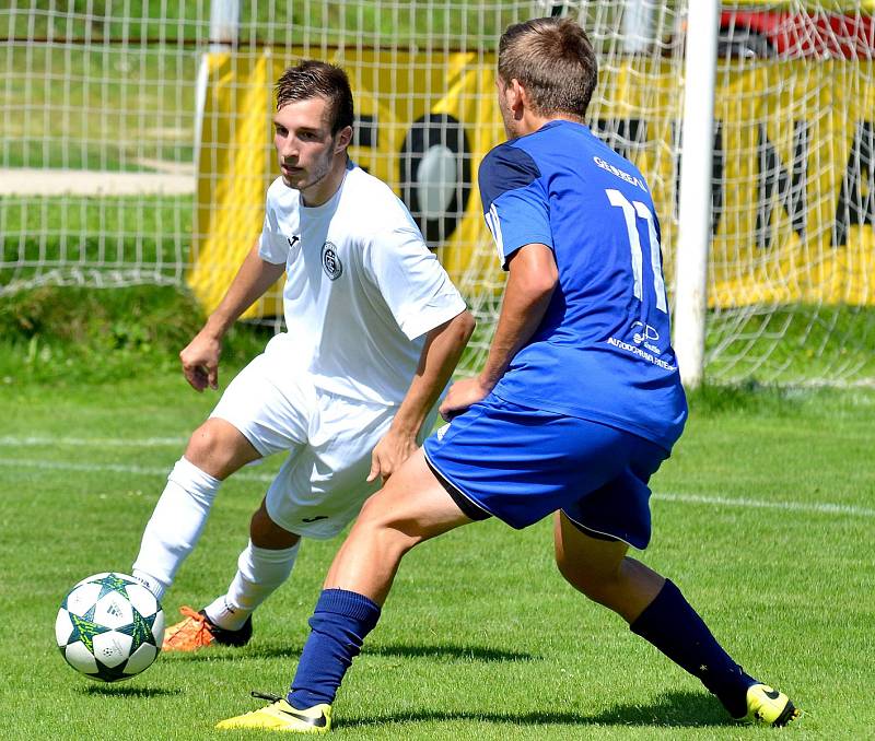 Karlovarská Slavia (v modrém) obstála v generálce, kterou vyhrála 2:0 nad Chomutovem (v bílém).