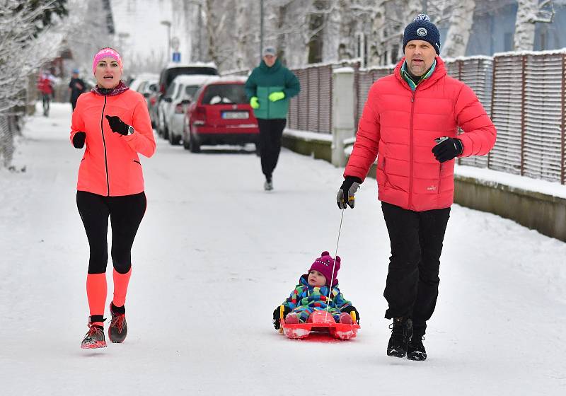 Dvanáctým dílem pokračoval o víkendu 20. ročník Zimního běžeckého poháru Kadaň. Tentokrát čekal závodníky, kterých se sešlo na startovním roštu 186, desetikilometrový Běh historickou Kadaní.