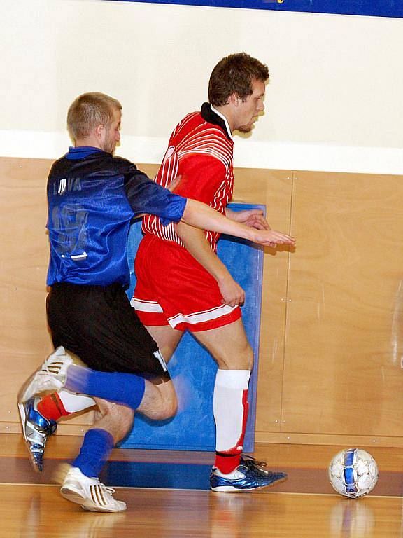 V pátém kole krajského futsalového přeboru přivítal nováček soutěže FC Jenišov (v červeném) na palubovce basketbalové Lokomotivy novosedelský Plynotherm (v modrém), kterému po bitvě podlehl 5:7.