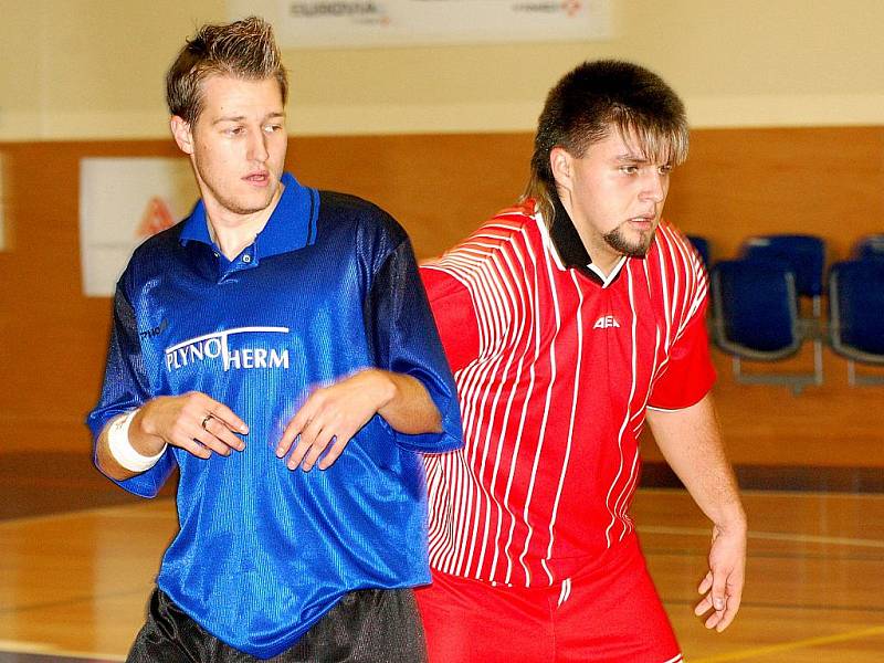 V pátém kole krajského futsalového přeboru přivítal nováček soutěže FC Jenišov (v červeném) na palubovce basketbalové Lokomotivy novosedelský Plynotherm (v modrém), kterému po bitvě podlehl 5:7.