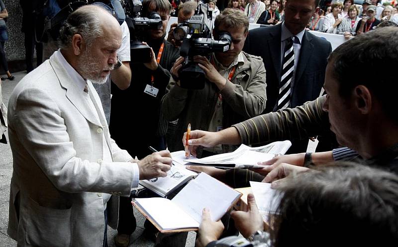 Americký režisér a herec John Malkovich přichází na tiskovou konferenci při 44. ročníku Mezinárodního filmového festivalu.