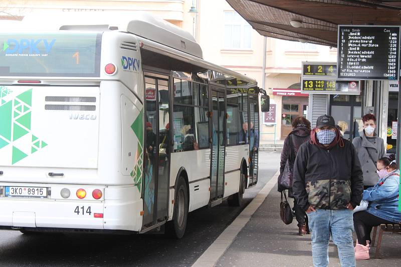 Jen málokdo už vyjde do ulic bez ochrany. Kdo nemá roušky, chrání se šátky či nákrčníky. Řada lidí ale stále vstupuje do autobusů nechráněna.