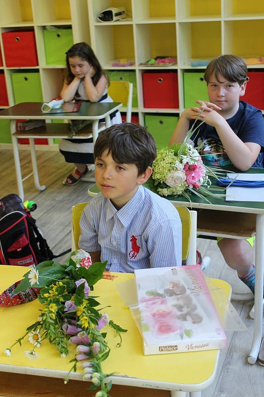 Letošní školní rok byl jiný. Kvůli koronaviru si řada dětí vylepšila své známky na závěrečném vysvědčení, nejinak tomu bylo i na Základní škole Dukelských hrdinů. Z vysvědčení měli pochopitelně největší radost prvňáčci.