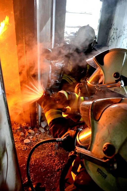Také dobrovolní hasiči, stejně jako jejich profesionální kolegové, absolvují náročný výcvik. Má je připravit na zvládnutí náročných zásahů všeho druhu, včetně vlastního hašení ohně.