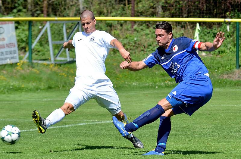 Karlovarská Slavia (v modrém) obstála v generálce, kterou vyhrála 2:0 nad Chomutovem (v bílém).