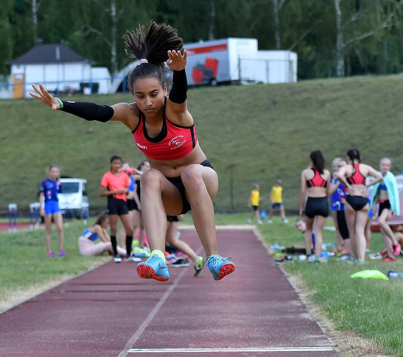 O víkendu zahájení atletické sezony v lázních, když na pořadu budou v sobotu  23. května, Zahajovací závody Karlovy Vary, které bude v roli pořadatele hostit karlovarský Triatlet.