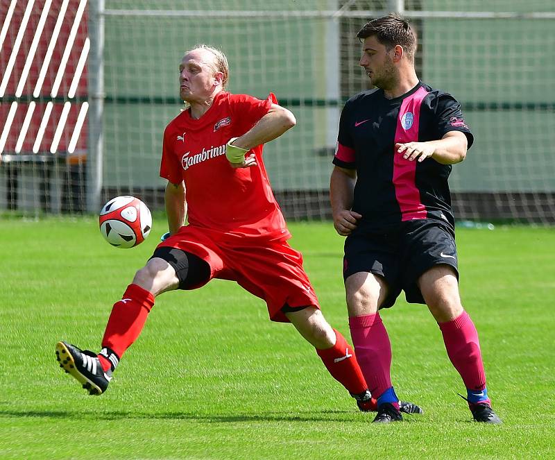 Sedlec (v červeném) deklasoval na dvorském stadionu jedenáctku Dvorů v poměru 6:2.