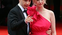 Příjezdem hostů na červený koberec hotelu Thermal začal 56. ročník Mezinárodního filmového festivalu Karlovy Vary. Na snímku Diana Dolínková a Oskar Hes.