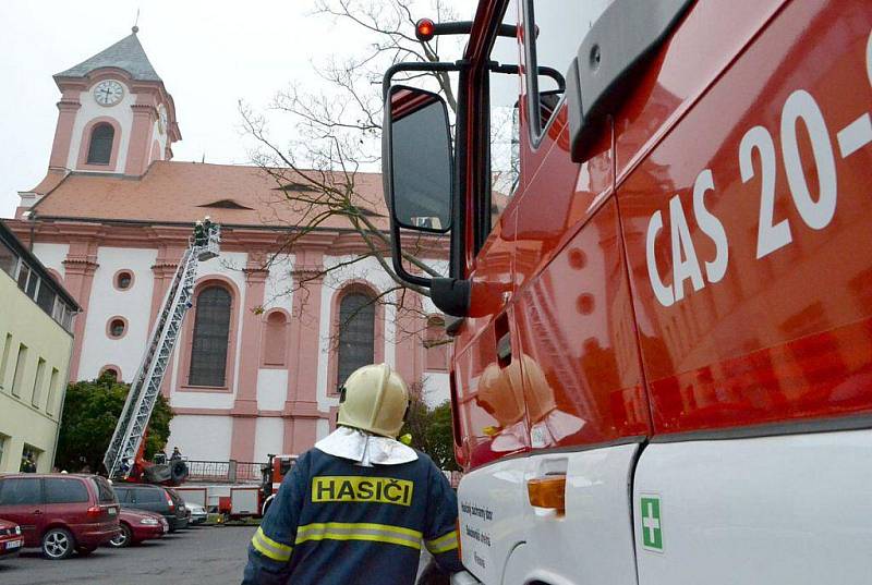 Hasiči likvidovali cvičně požár věže kostela