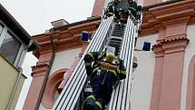 Hasiči likvidovali cvičně požár věže kostela