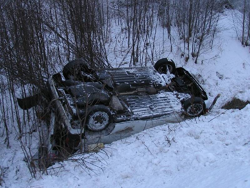 Koly vzhůru skončil po nehodě Fiat Tipo pětatřicetiletého muže z Chodova, který z místa utekl i se zraněnou spolucestující.