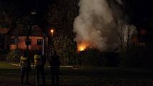 Noční požár hospodářské budovy v Perninku.