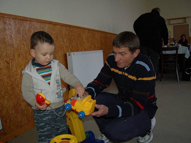 Legendární žokej Josef Váňa oslavil v Chyši svůj úspěch a také 57. narozeniny