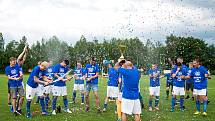 Ostrovští fotbalisté (v modrém) slavili po utkání s Královským Poříčím, které vyhráli 7:1, návrat do divizní soutěže.