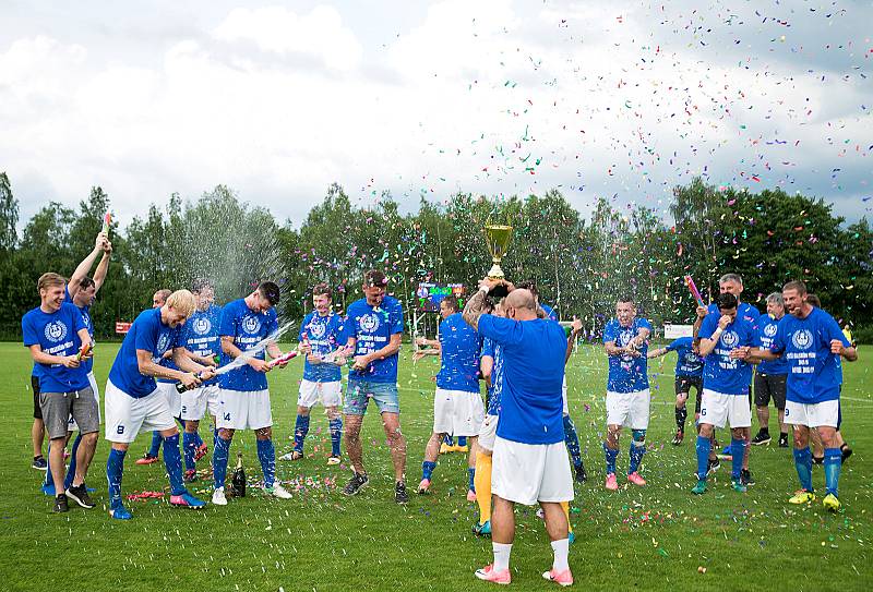 Ostrovští fotbalisté (v modrém) slavili po utkání s Královským Poříčím, které vyhráli 7:1, návrat do divizní soutěže.