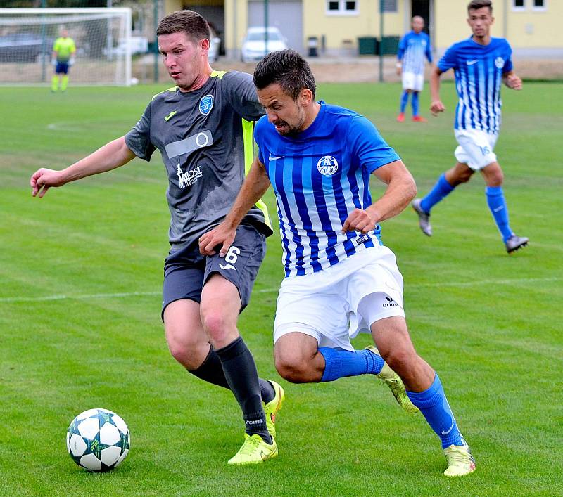 Cennou výhru 1:0 ukořistil před svými fanoušky ostrovský FK, který udolal v poměru 1:0 Mostecký FK (v šedém).