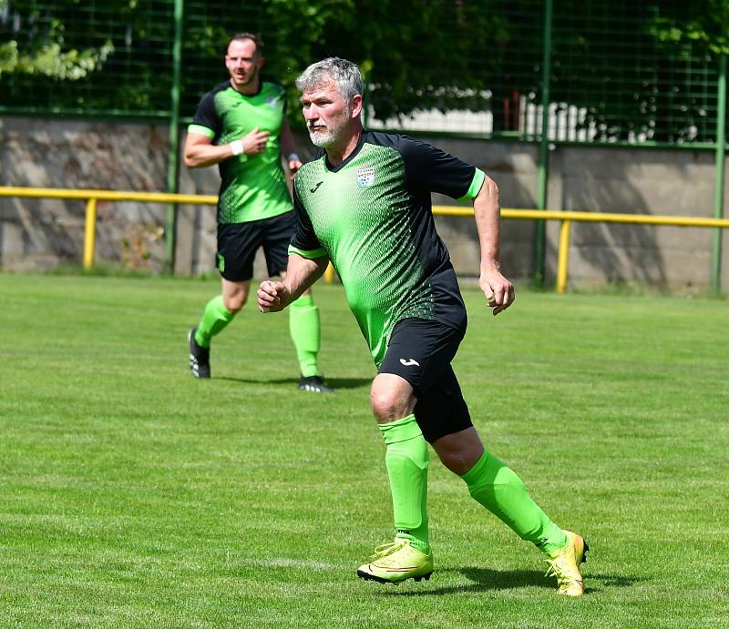 Fotbalisté Vintířova na závěr krajského přeboru zdemolovali Hroznětín v poměru 8:1, a pak se mohli naplno pustit do mistrovských oslav.