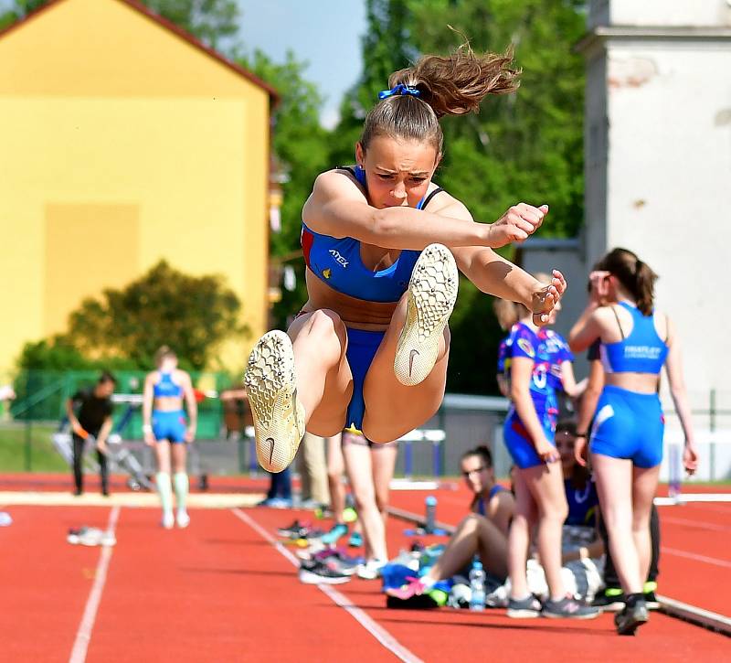 Zahájení atletické sezony v podání Atletiky Ostrov odstartují dnes na stadionu Miroslava Kitzbergera Ostrovské techniky.