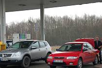 Z NĚMECKA ZA LEVNÝM benzinem a naftou přijíždějí desítky řidičů. Tankovat v českém příhraničí se jim při současných cenách pohonných hmot vyplácí. 