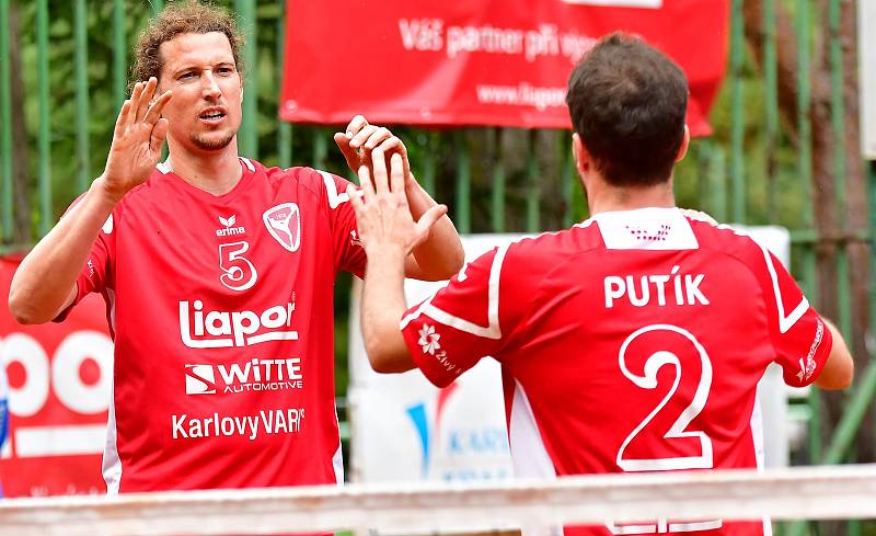 Nohejbalisté SK Liapor Karlovy Vary vstoupili do semifinále extraligy levou nohou, když na kurtech v Doubí nestačili na Modřice, kterým podlehli 3:5 na utkání.