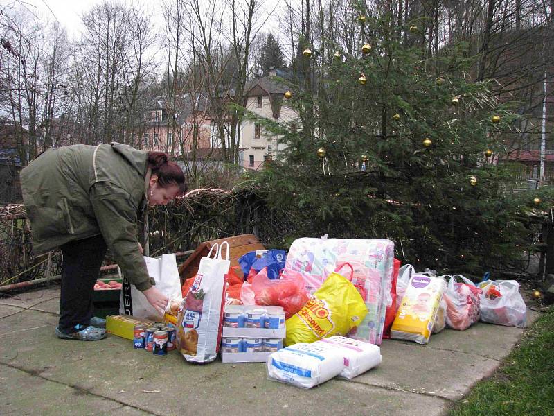 ŠTĚDRODENNÍ návštěvní den v Macíku se koná už roky. Vždy se najdou lidé, kteří sem zvířatům přinesou něco na přilepšení. Provozovatelka Macíku Hana Šimková jim poděkovala i letos.