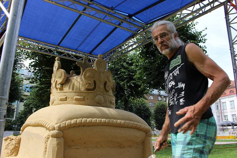 Sochař Tomáš Bosambo tvoří svou třetí sochu ve městě.