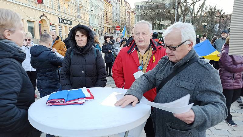 Před poštou se sešlo asi 80 lidí. Někteří přišli i s transparenty.